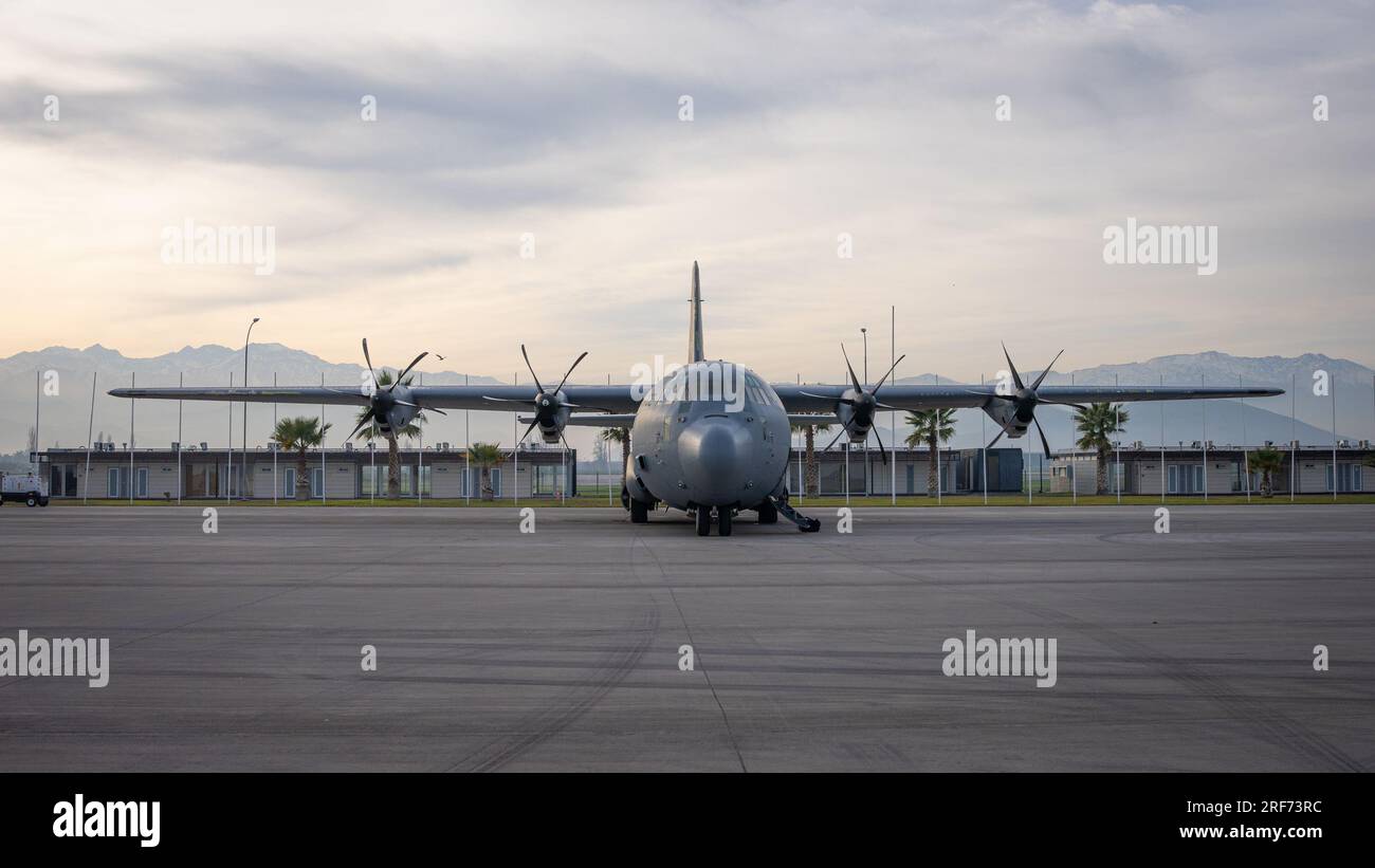 Ein C-130J Super Hercules vom 39. Luftaufstandsgeschwader aus dem 317. Luftaufstandsflügel, Dyess AFB, TX, sitzt auf einer Landebahn am Santiago de Chile Flughafen, Santiago, Chile, 28. Juli 2023, Während der Übung Southern Star 23. Exercise Southern Star 23 ist eine von Chile geführte Übung mit Sondereinsätzen, gemeinsamen und kombinierten Beschäftigungsmaßnahmen. Die Schulung besteht aus Personalplanung, taktischen Manövern und der Zusammenarbeit zwischen DEM Personal VON SOUTHCOM Components, den chilenischen Streitkräften und den interinstitutionellen Partnern während eines Stabilisierungsszenarios, das den Teilnehmern die Möglichkeit gibt, die durchzuführen und zu bewerten Stockfoto