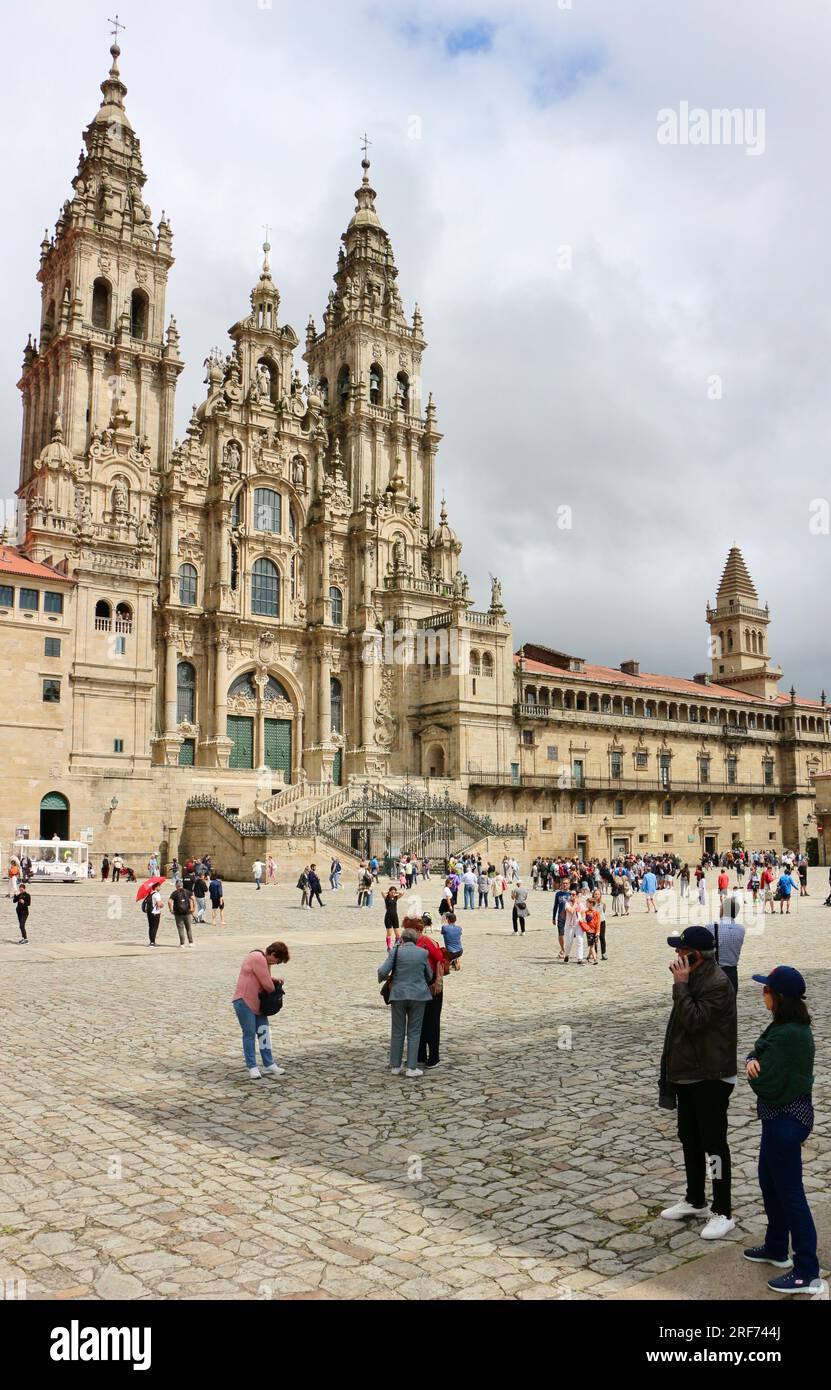 Westfassade der Kathedrale mit Touristen und Pilgern Plaza de Obradoiro Santiago de Compostela Galicia Spanien Stockfoto