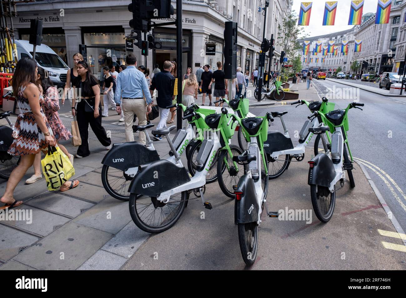 Am 21. Juni 2023 in London, Großbritannien, parkten auf der anderen Straßenseite in der Regent Street rücksichtslos Limettenelektrofahrräder, die einen Großteil des Weges blockieren. Ein Fahrrad-Sharing-System oder ein Fahrrad-Sharing-Programm ist ein gemeinsamer Transportservice, bei dem Fahrräder für die gemeinsame Nutzung durch Einzelpersonen gegen eine Gebühr zur Verfügung stehen. Die Programme selbst umfassen sowohl Docking- als auch docklose Systeme. Stockfoto