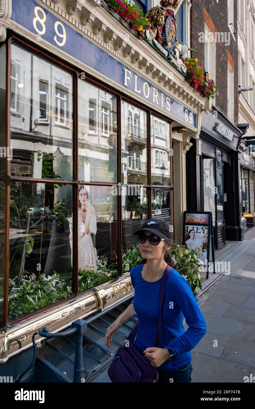 Straßenszene auf der Jermyn Street vor dem Parfümerie Floris Shop im exklusiven Stadtteil Mayfair am 7. Juli 2023 in London, Großbritannien. Jermyn Street ist eine Einbahnstraße in der Gegend von St. Jamess, südlich von Piccadilly. Die Jermyn Street ist bekannt als Straße für Herrenbekleidungsgeschäfte. Stockfoto