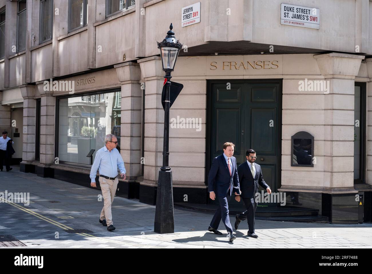 Straßenszene auf der Jermyn Street vor der S Franses Galerie, bekannt für ihre Textilien und Wandteppiche im exklusiven Stadtteil Mayfair am 7. Juli 2023 in London, Großbritannien. Jermyn Street ist eine Einbahnstraße in der Gegend von St. Jamess, südlich von Piccadilly. Die Jermyn Street ist bekannt als Straße für Herrenbekleidungsgeschäfte. Stockfoto