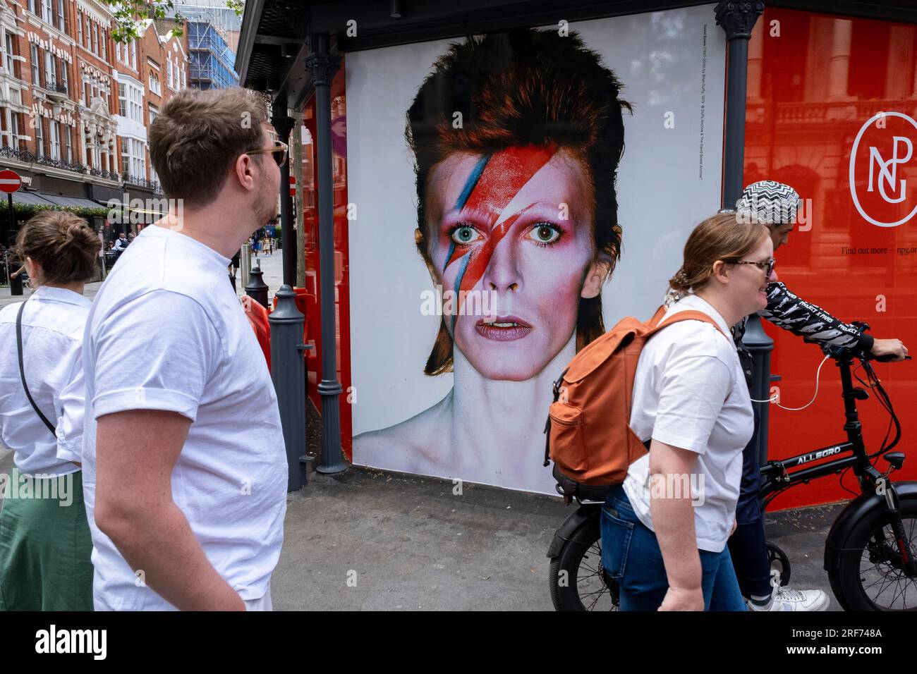 Ehemaliger Theaterkartenladen/Kiosk auf der Charing Cross Road, der vor kurzem zu einem Preis von mehreren Millionen Pfund verkauft wurde und von der National Portrait Gallery erworben wurde und derzeit mit berühmten Portaits berühmter Persönlichkeiten wie David Bowie in seiner berühmten Verkleidung für das Album geschmückt ist Cover von Aladdin Sane, dessen Foto von Brian Duffy am 21. Juni 2023 in London, Vereinigtes Königreich, ausgestellt wurde. Stockfoto