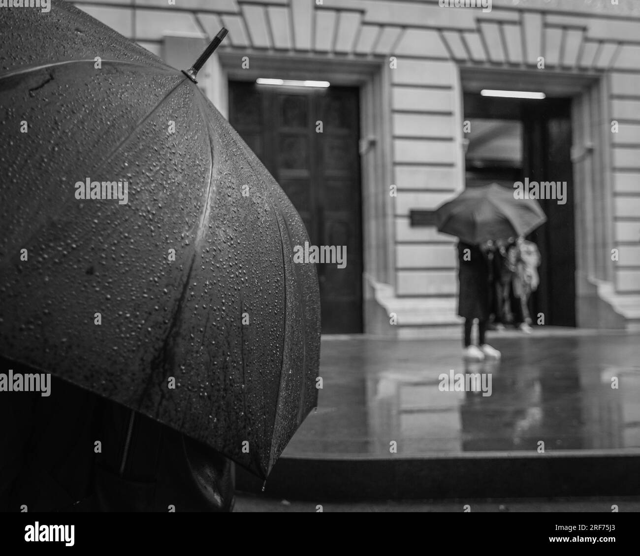 Sonnenschirme vor der National Portrait Gallery an einem Regentag in London. Stockfoto