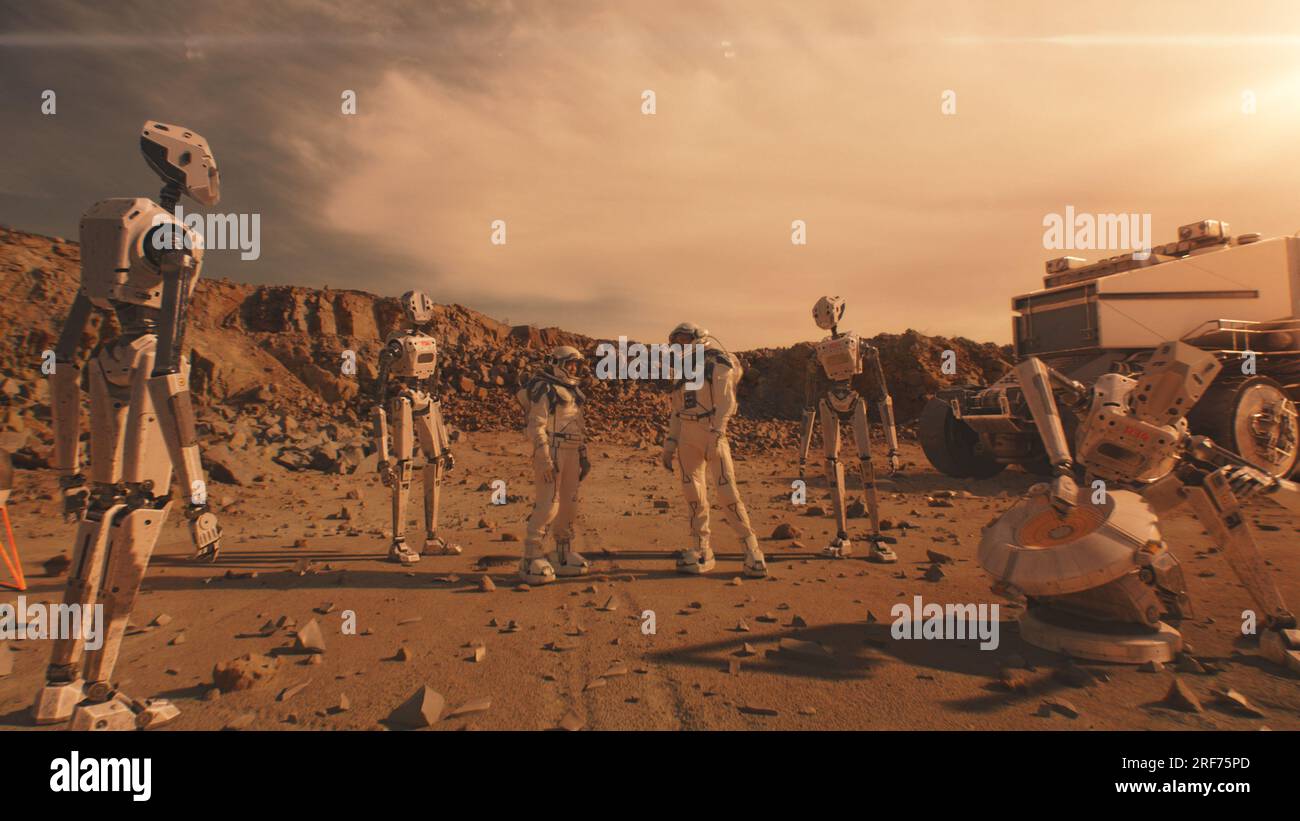 Zwei Astronauten in Raumanzügen sprechen, stehen mit Robotern auf dem Mars. KI-gestützter Rover im Hintergrund. Bemannte Erkundung der Weltraummission. Roter Planet. Futuristisches Kolonisierungs- und Explorationskonzept. Stockfoto