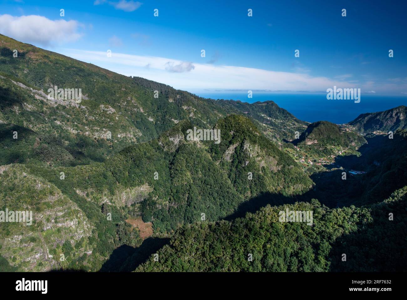Blick von Aussichtspunkt auf das Bergmassiv, Ribeiro Frio, Insel Madeira, Portugal Stockfoto