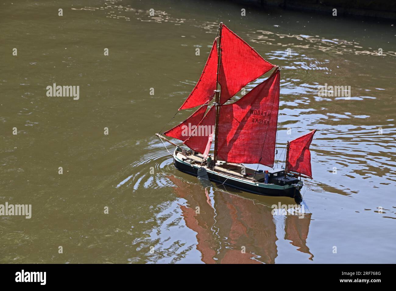 Fernbedienungsmodell chinesischer Junk, mit roten Segeln, Buxton Stockfoto