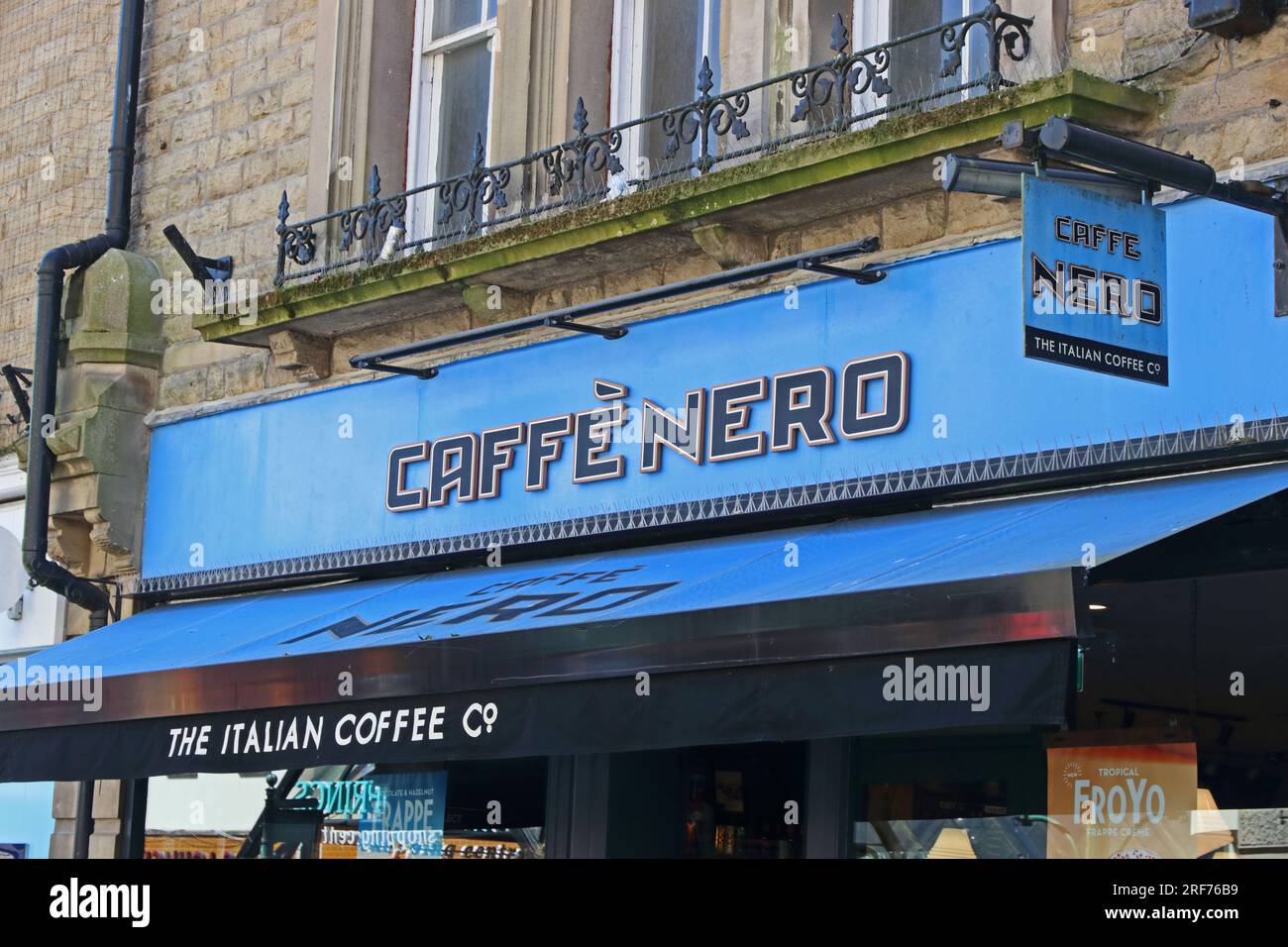 Schilder über der Filiale von Caffe Nero, Buxton Stockfoto