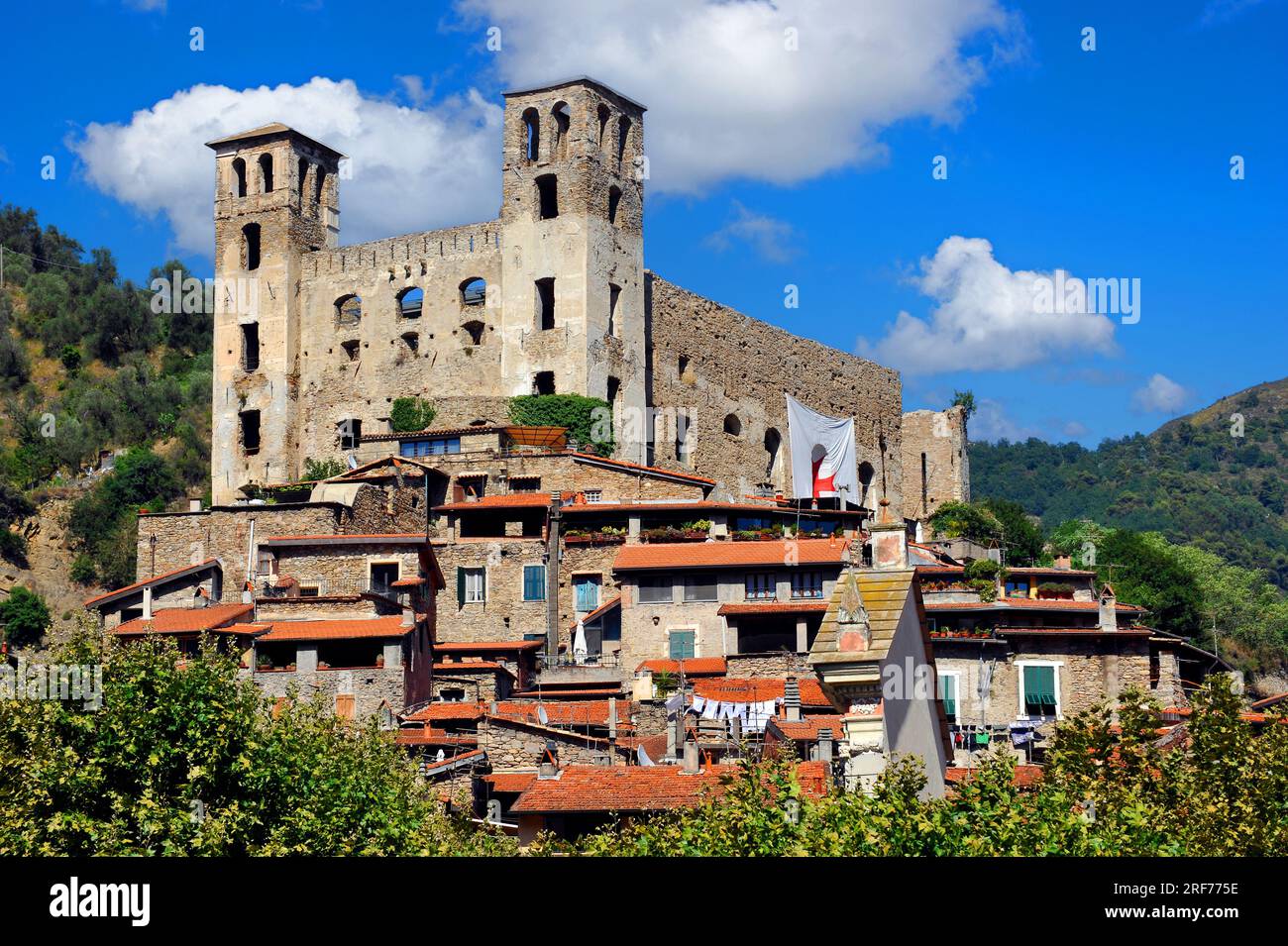 Dolceacqua mit Brücke Ponte Vecchio di Dolceacqua über die Nervia und Blick auf das Castello dei Doria, Ligurien, Riviera dei Fiori, Italien, Stockfoto