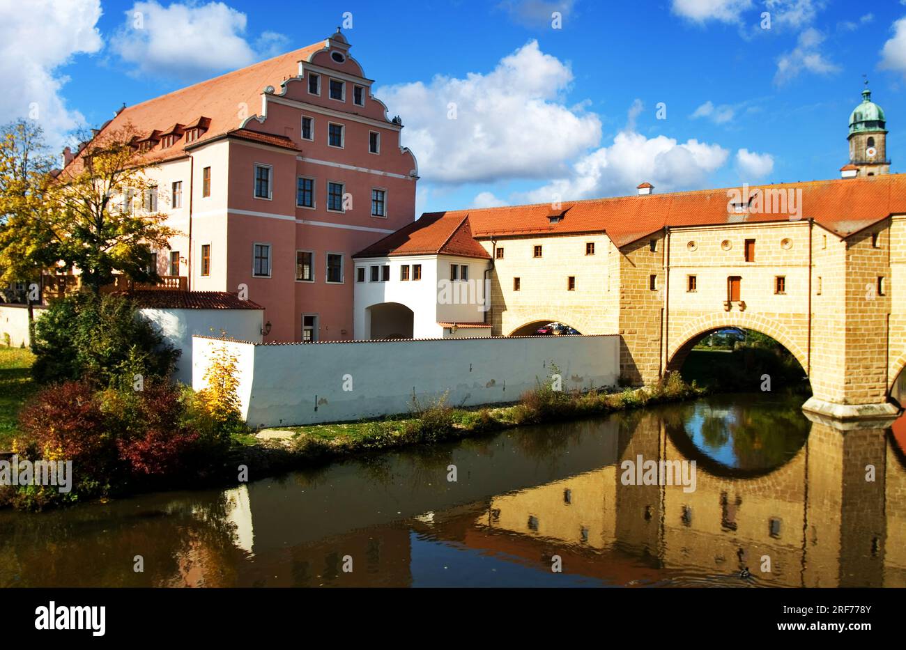 Blick über den herbsteren Stadtpark am historischen Wassertor, der sogenannten „Stadtbrille“ in Amberg, Bayern. Stockfoto