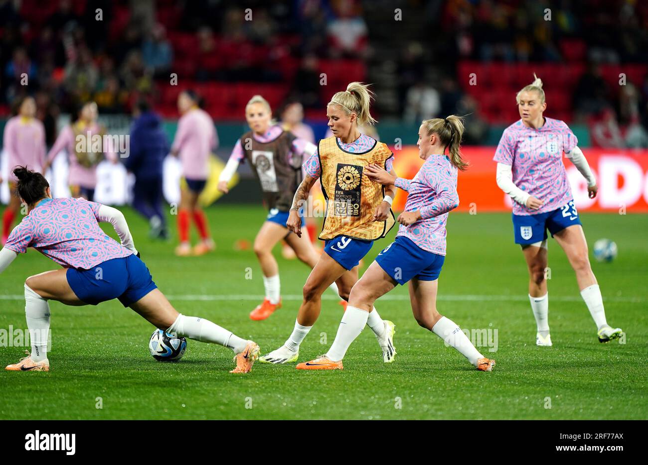 Die englische Rachel Daly (Centre) wärmt sich auf dem Spielfeld auf, bevor das FIFA Women's World Cup 2023, Group D-Spiel im Hindmarsh Stadium, Adelaide, Australien, stattfindet. Foto: Dienstag, 1. August 2023. Stockfoto