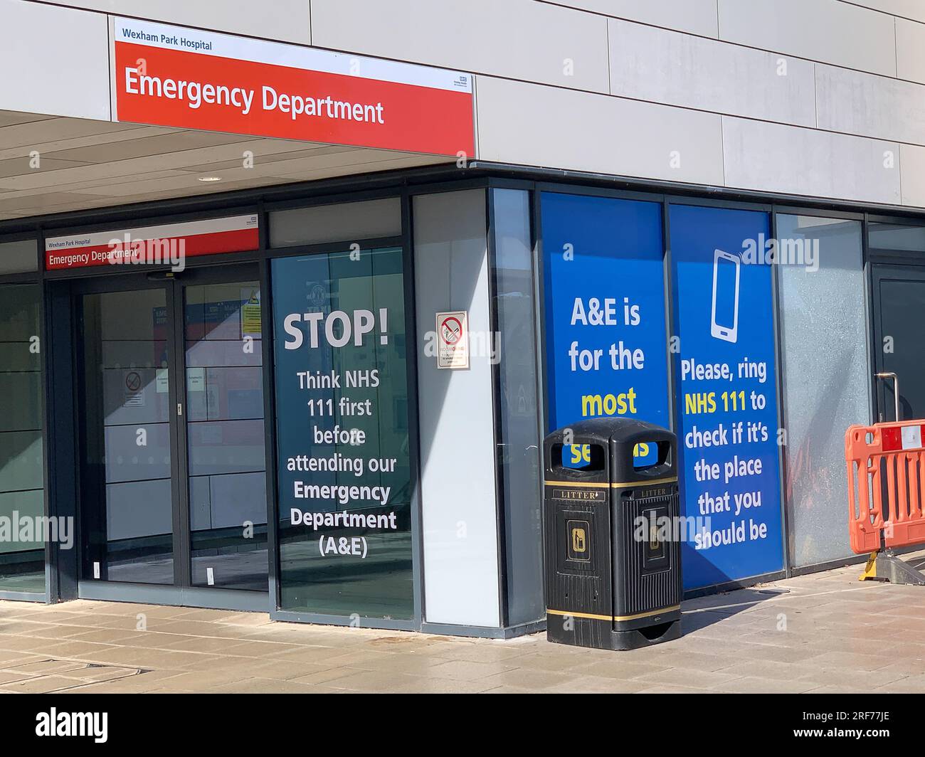 Slough, Berkshire, Großbritannien. 1. August 2023. Die A&E-Abteilung im Wexham Park Hospital in Slough. Covid-19 nimmt wieder zu. High Street Chemists Boots haben berichtet, dass die Anzahl der Menschen, die Covid-19-Testkits kaufen, gestiegen ist. Die Daten für den 29. Juli 2023 zeigen, dass schätzungsweise 789.695 Menschen im gesamten Vereinigten Königreich an symptomatischer COVID-Infektion leiden. Kredit: Maureen McLean/Alamy Live News Stockfoto