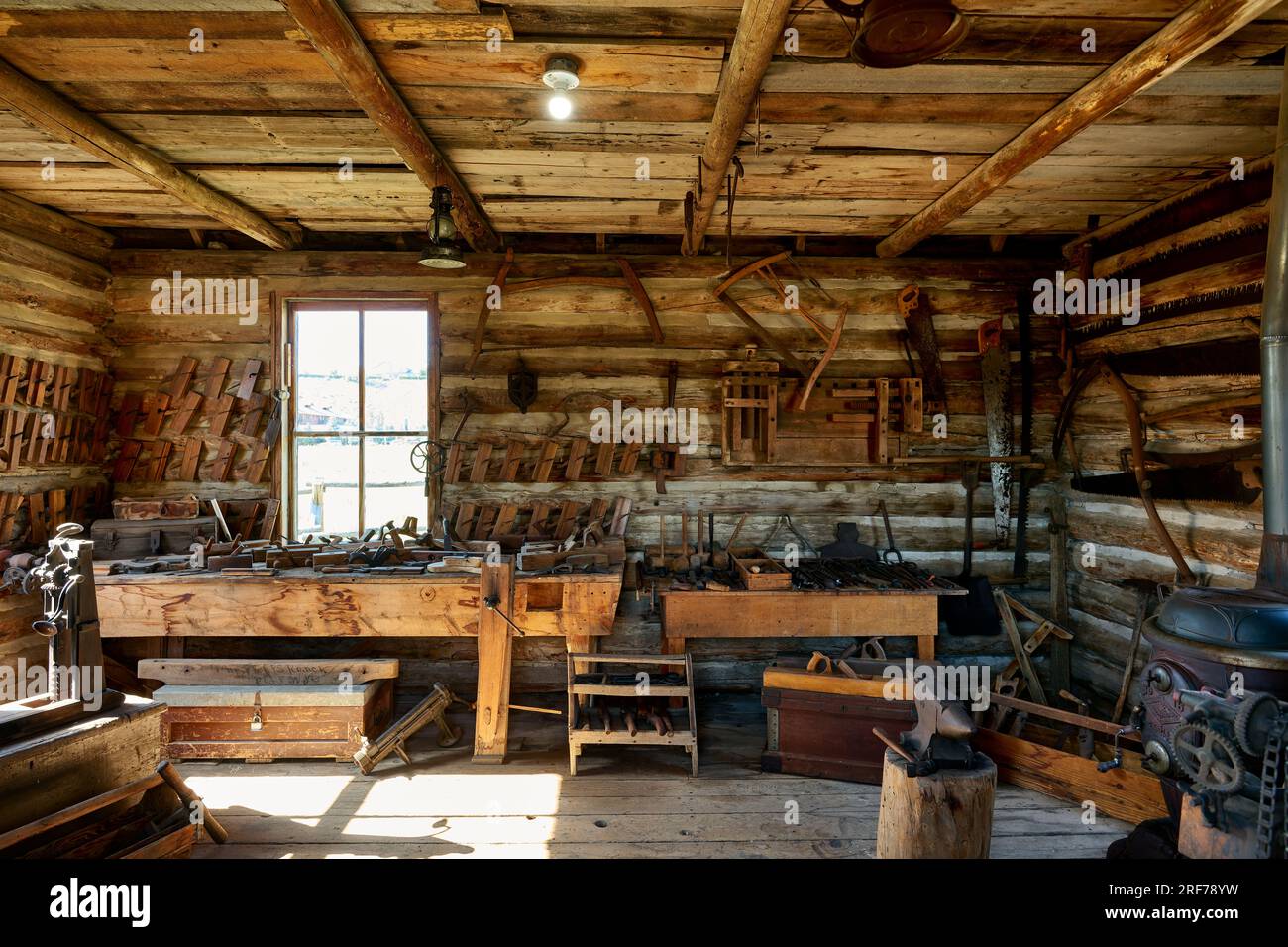 Taggart Carpenter Shop, Innenaufnahme Old Trail Town, Cody, Wyoming, Vereinigte Staaten von Amerika Stockfoto
