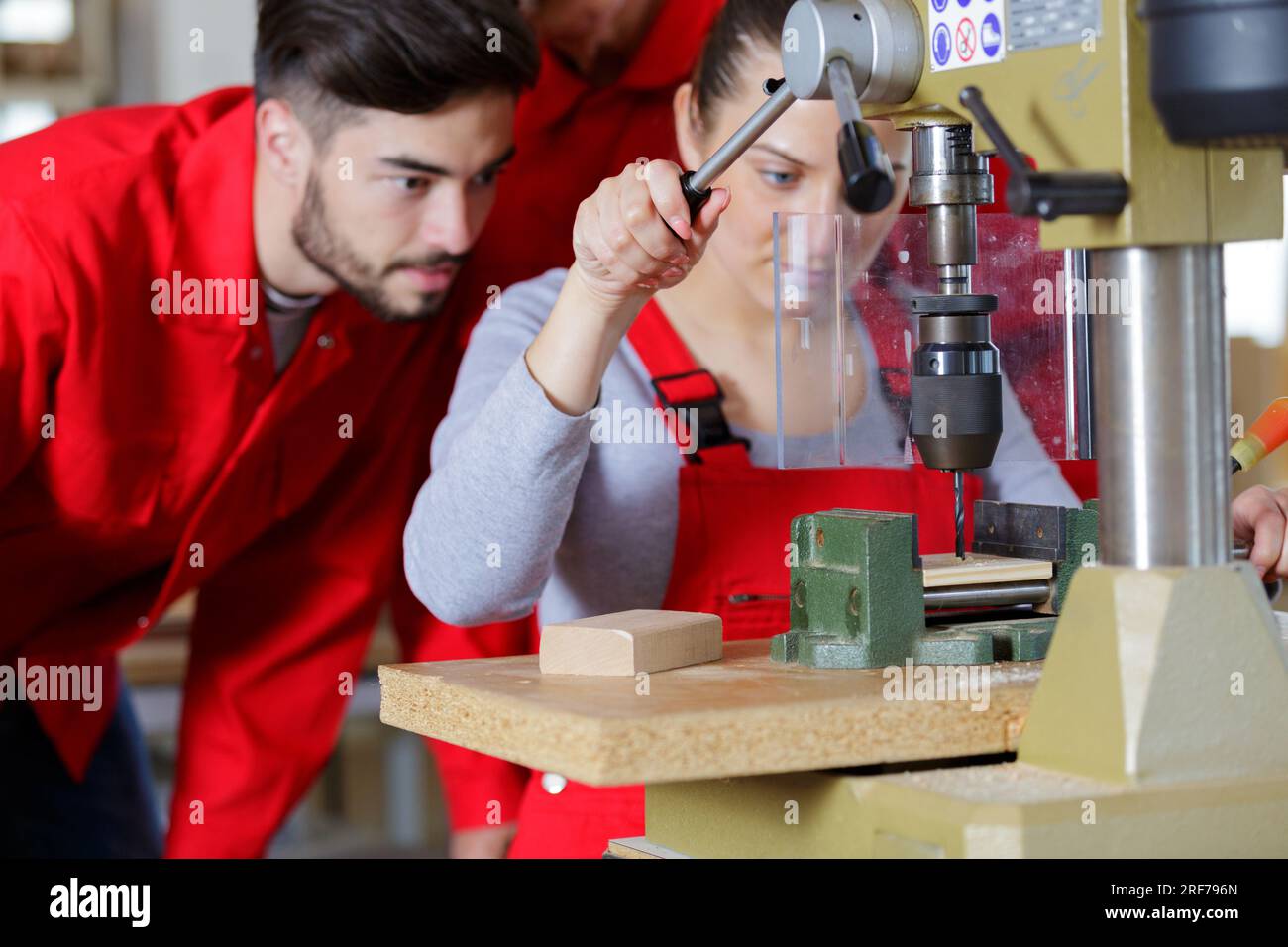 Arbeiterin mit Bohrmaschine in der Werkstatt Stockfoto