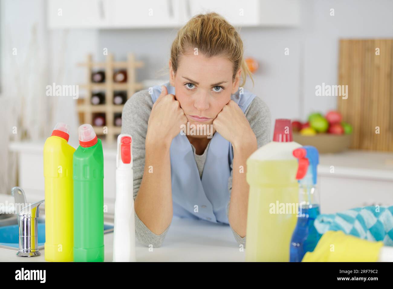 Frau verärgert über Reinigungsprodukte Stockfoto