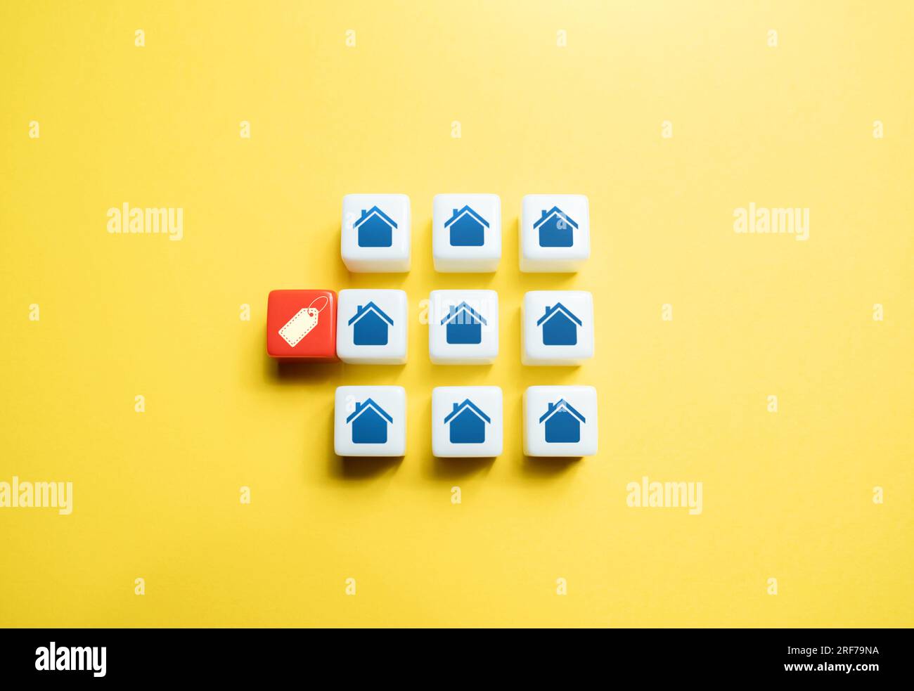 Rabatt auf den Verkauf des Hauses. Dringender Verkauf, günstiges Angebot. Wählen Sie das beste Zuhause aus. Ein Haus mit einem Anhänger. Unter dem Markt Stockfoto