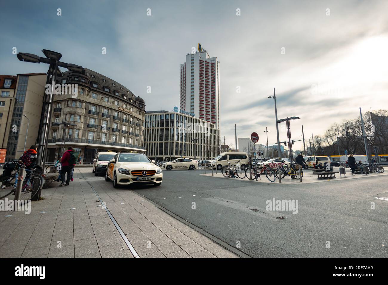 Leipzig, Deutschland - 9. Februar 2023: Taxistand am Leipziger Hauptbahnhof mit Blick auf den „Wintergarten Hochhaus“. Dritthöchstes Gebäude in der unteren Etage Stockfoto