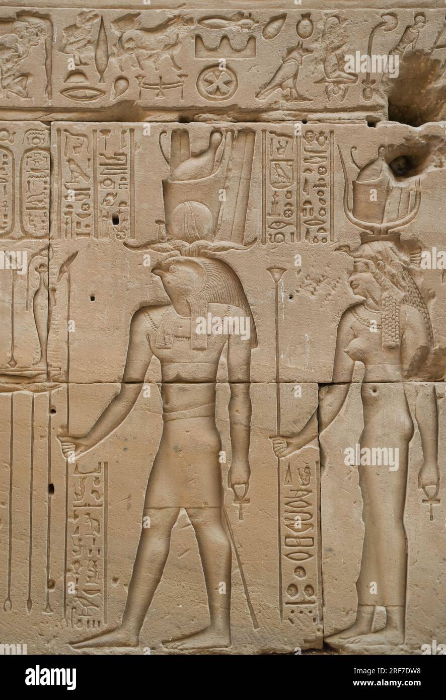 Relief Gott Horus und die Königin, Horus-Tempel, Edfu, Ägypten Stockfoto
