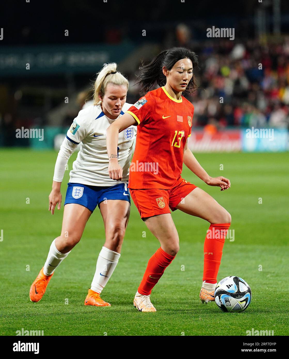 Chinas Yang Lina und Englands Lauren Hemp (links) während der FIFA Women's World Cup 2023, Group D Match im Hindmarsh Stadium, Adelaide, Australien. Foto: Dienstag, 1. August 2023. Stockfoto