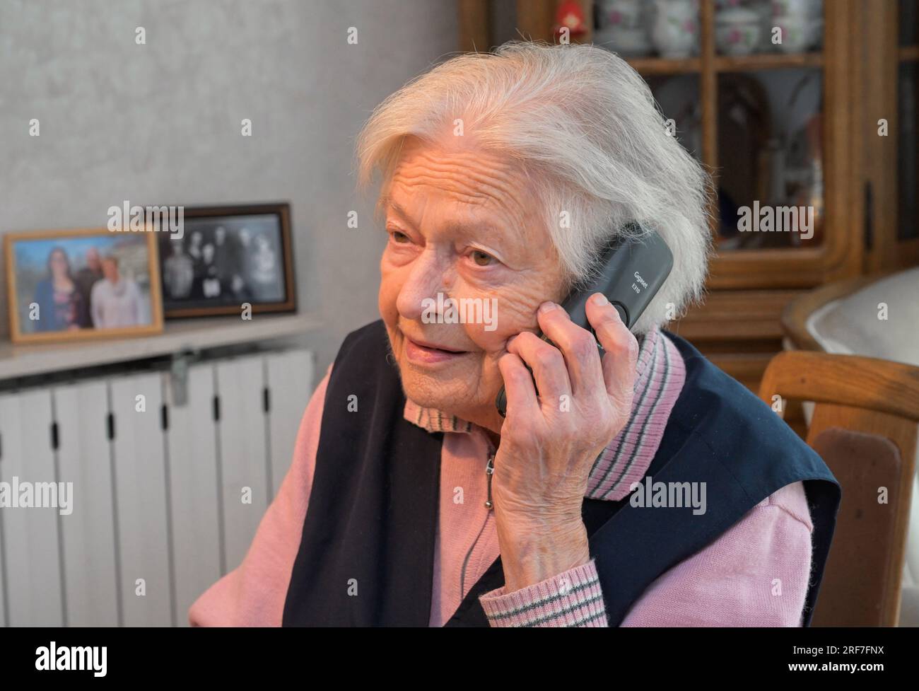 Alte Frau telefoniert - Modell veröffentlicht Stockfoto
