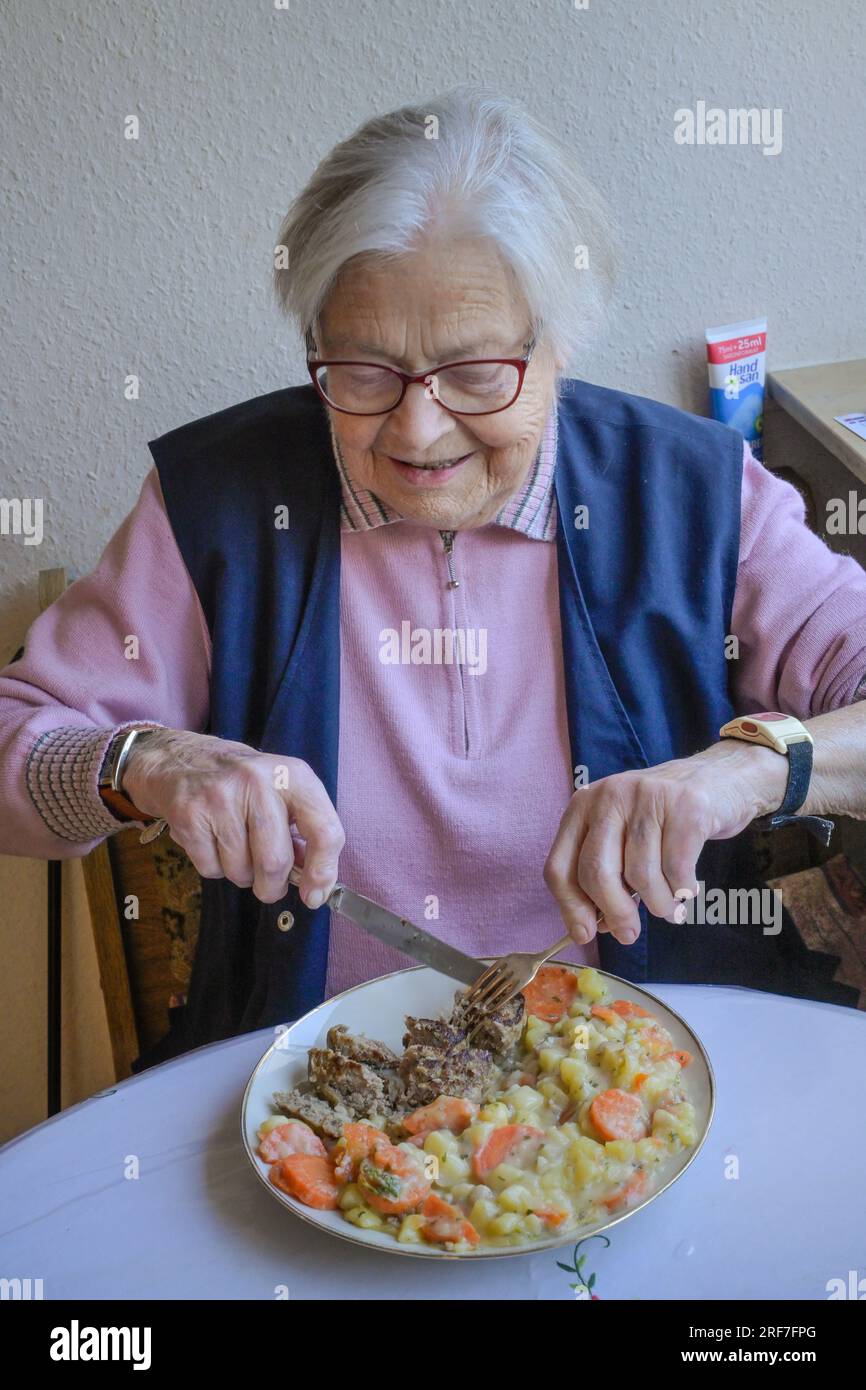 Alte Frau Mittagessen - Modell veröffentlicht Stockfoto