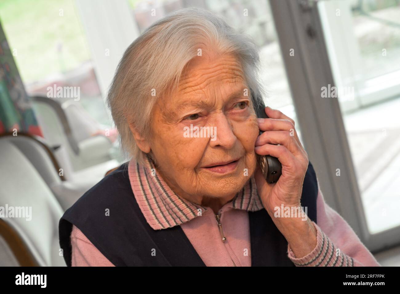 Alte Frau telefoniert - Modell veröffentlicht Stockfoto