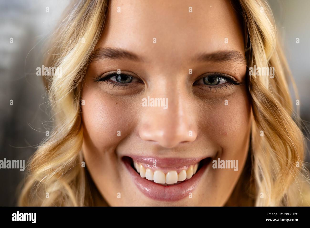 Porträt einer glücklichen Weißen mit langen blonden Haaren zu Hause Stockfoto