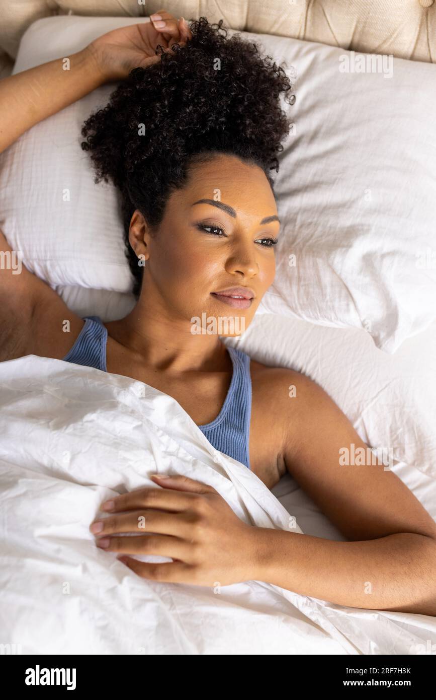Birassische Frau, die im Bett schläft, im Schlafzimmer, Kopierraum Stockfoto