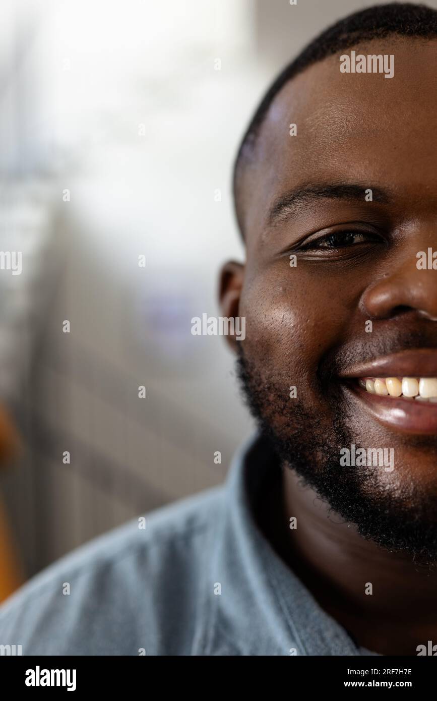 Porträt eines glücklichen afroamerikanischen Mannes mit kurzen Haaren zu Hause Stockfoto