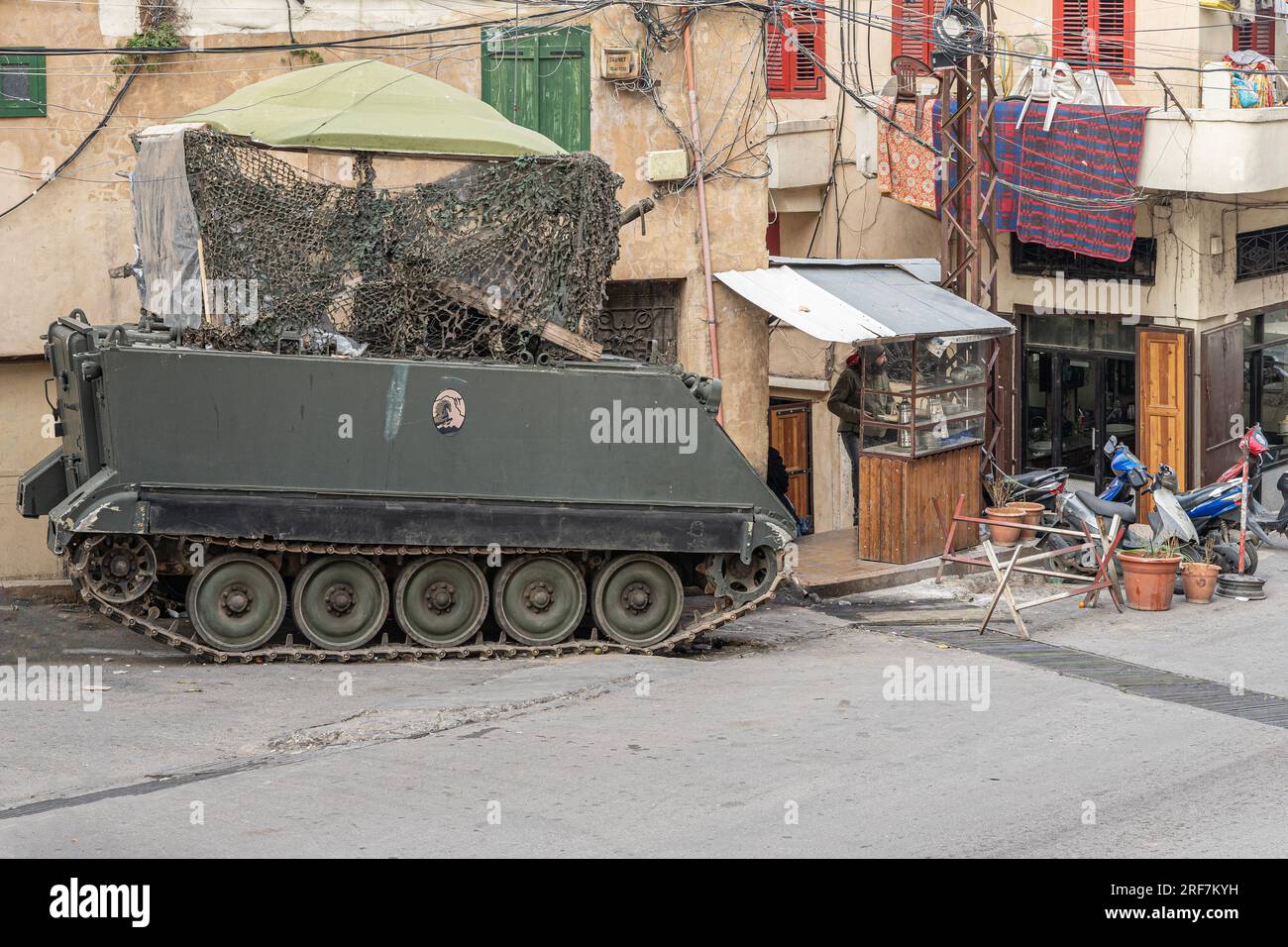 Schwerer Panzer auf der Straße der Altstadt von Tripoli, Libanon Stockfoto