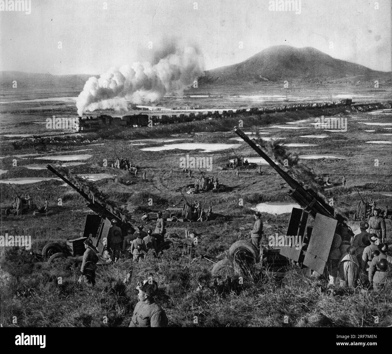 La Guerre de Coree (1950-1953), le train est use pour ravitailler les champs de bataille. In "La Guerre de Coree", Chine, 1959. Coll. Selva. Stockfoto