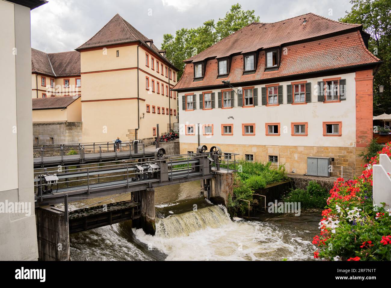 Bamberg, Deutschland - 29. Juli 2023: Bamberg ist eine Stadt in Oberfrankreich. Seit 1993 UNESCO-Weltkulturerbe. Damm am Fluss Regnitz. Stockfoto