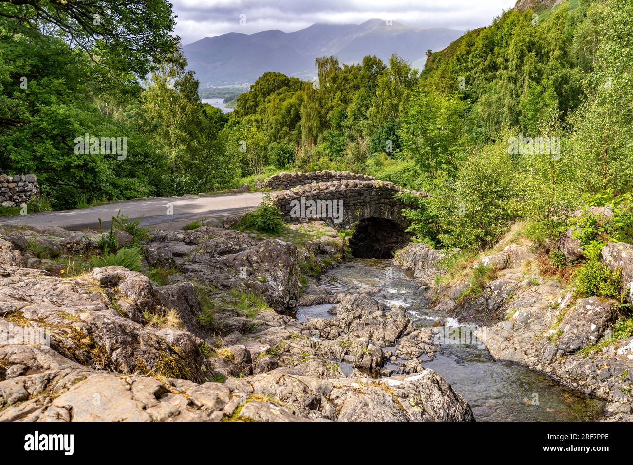 Steinbrücke Ashness Bridge im Lake District, England, Großbritannien, Europa | Stone Bridge Ashness Bridge, Lake District, England, Großbritannien Stockfoto