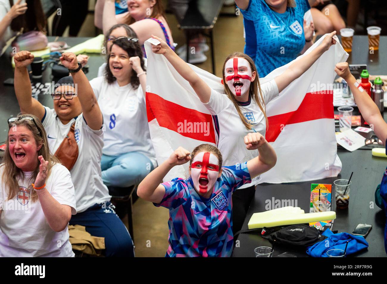 London, Großbritannien. 1. August 2023. Fans reagieren im BOXPARK in Wembley Park und sehen die erste Hälfte der Live-Übertragung des finalen englischen Group D-Spiels gegen China bei der FIFA Women's World Cup 2023, die in Australien und Neuseeland stattfindet. China 0 England 3 zur Halbzeit. Kredit: Stephen Chung / Alamy Live News Stockfoto