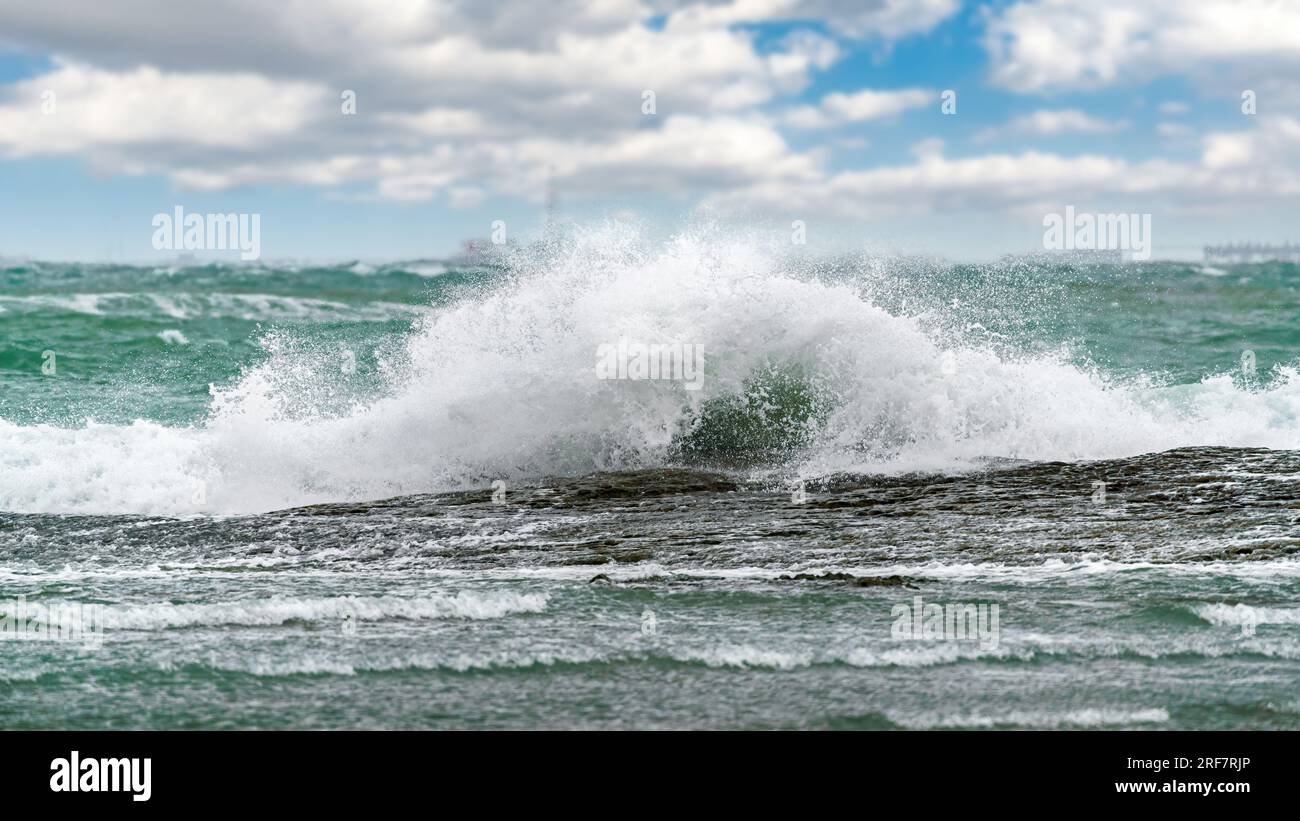 Große Wellen stürzen auf die Felsen der Küste Stockfoto