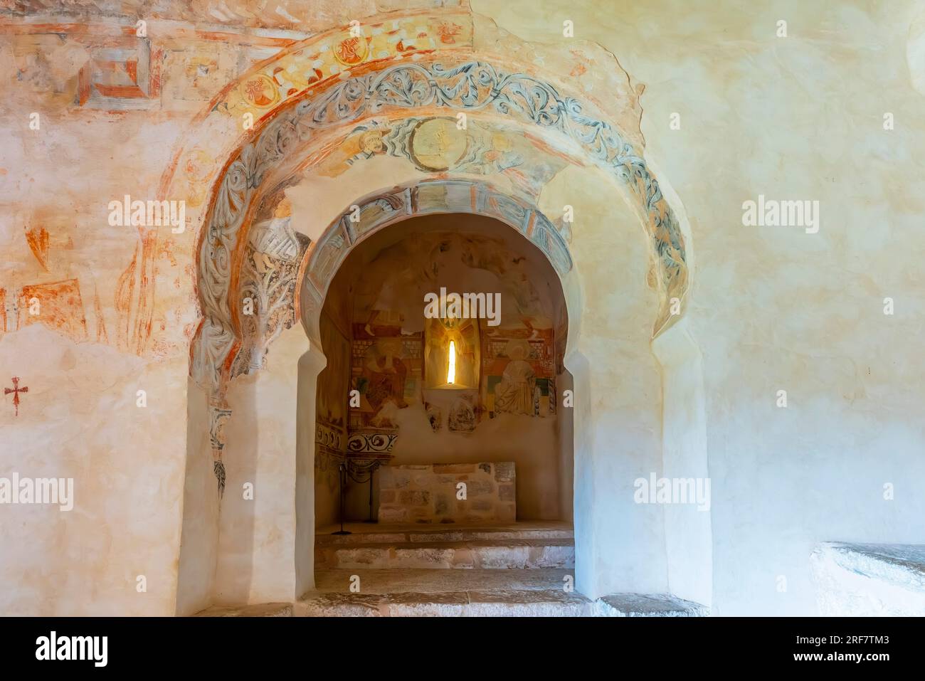 Das Innere der Eremitage-Kirche San Baudelio de Berlanga. San Baudelio de Berlanga ist eine Kirche aus dem 11. Jahrhundert in Caltojar in der Provinz Soria, Cas Stockfoto