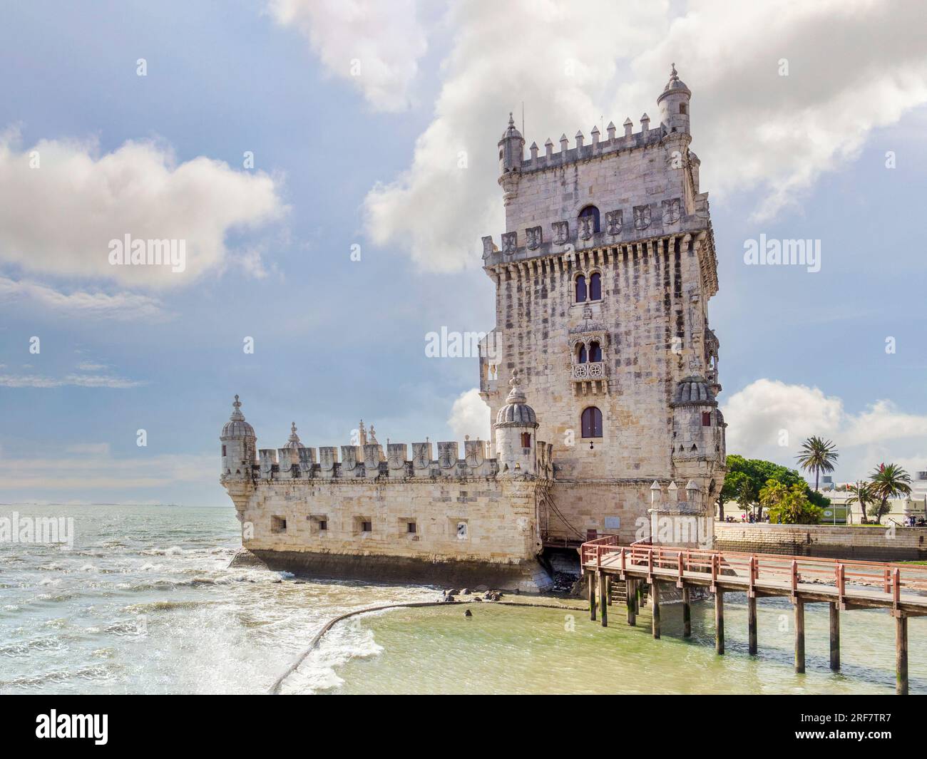 5. März 2018: Lissabon, Portugal - der Belém-Turm, berühmtes Wahrzeichen und UNESCO-Weltkulturerbe. Es war ein ein ein- und Ausschiffungsort für... Stockfoto