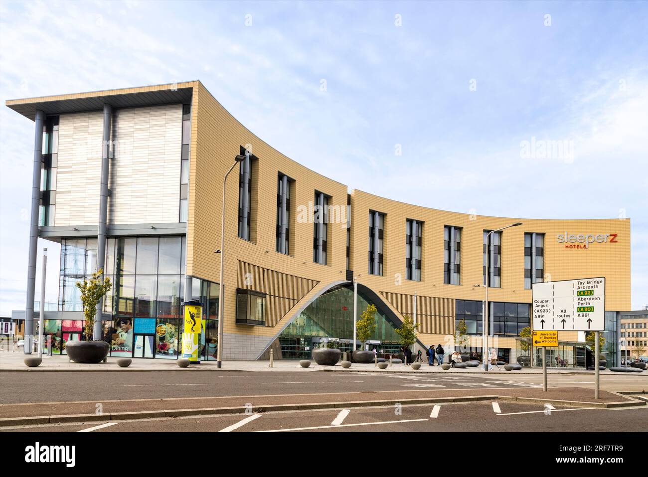 17. September 2022: Dundee, Schottland - der Bahnhof und das Sleeperz Hotel, das 2018 erbaut wurde und den alten Bahnhof als Teil des ersetzte Stockfoto