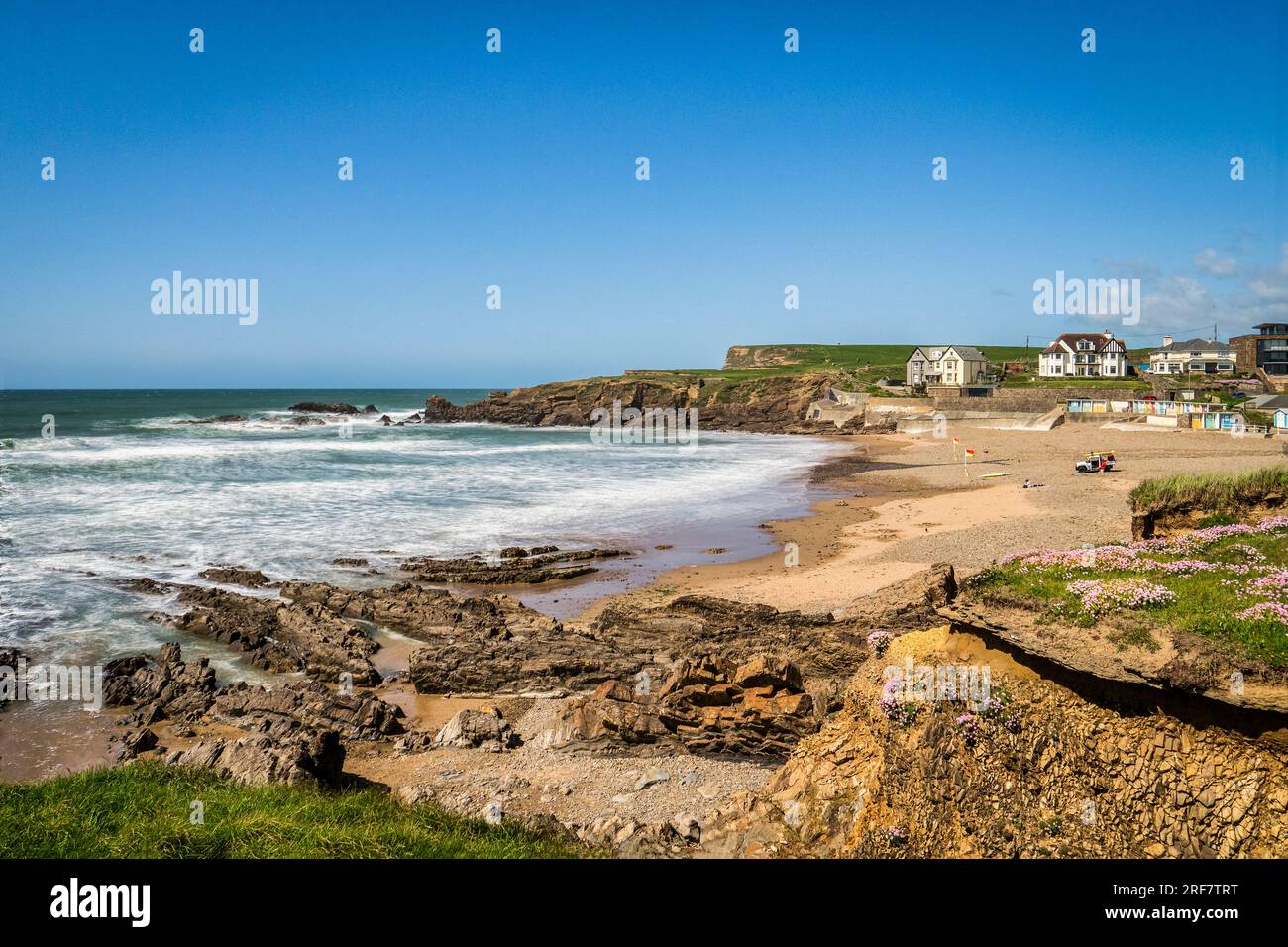 15. Mai 2023: Bude, Cornwall - Crooklets Beach, ein beliebter Ort zum Surfen in Bude, Cornwall. Stockfoto