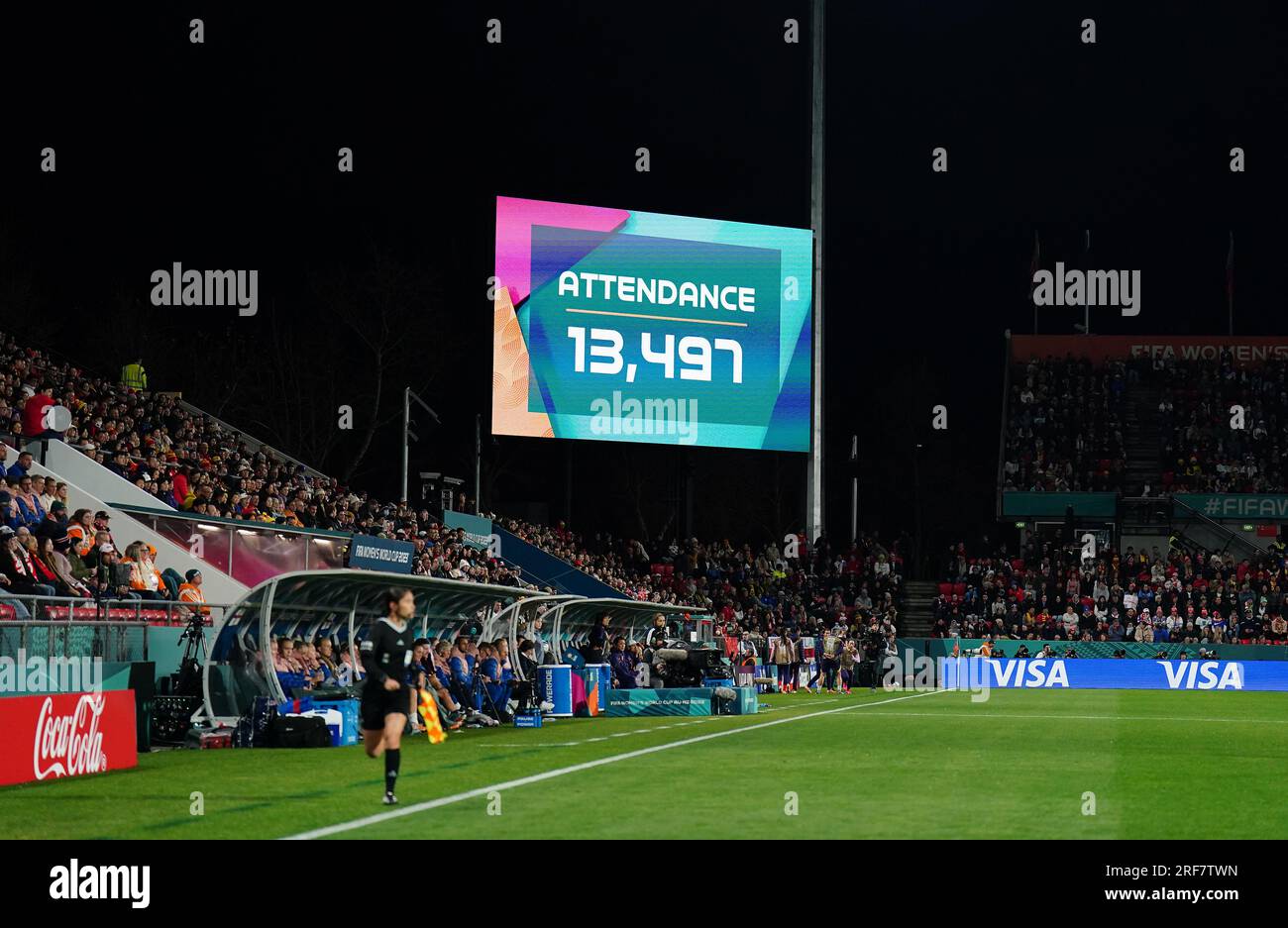 Auf einer großen Leinwand wird die Teilnahme von 13.497 an der FIFA Women's World Cup 2023, Group D im Hindmarsh Stadium, Adelaide, Australien, angezeigt. Foto: Dienstag, 1. August 2023. Stockfoto