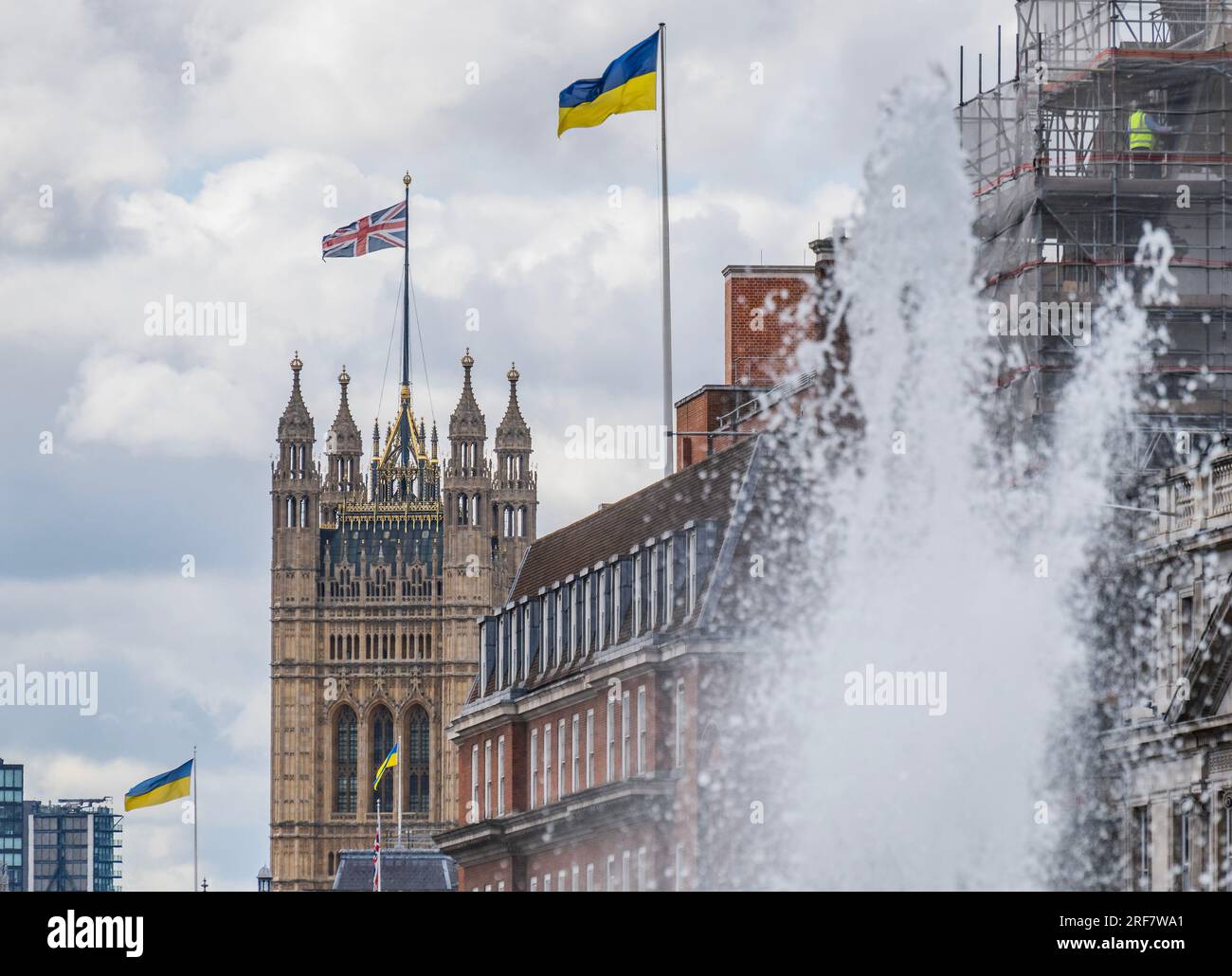 London, Großbritannien. 1. Aug. 2023. Ukrainer und britische Flaggen über Regierungsbüros in Whitehall und Westminster, um die Forderung zu unterstützen, dass Putin den Krieg und die Invasion der Ukraine stoppt. Kredit: Guy Bell/Alamy Live News Stockfoto