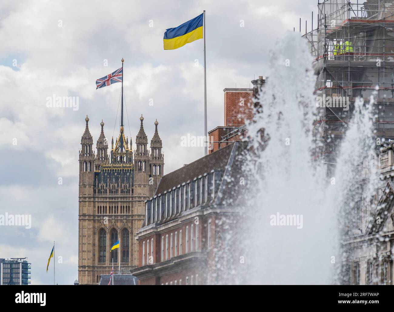 London, Großbritannien. 1. Aug. 2023. Ukrainer und britische Flaggen über Regierungsbüros in Whitehall und Westminster, um die Forderung zu unterstützen, dass Putin den Krieg und die Invasion der Ukraine stoppt. Kredit: Guy Bell/Alamy Live News Stockfoto