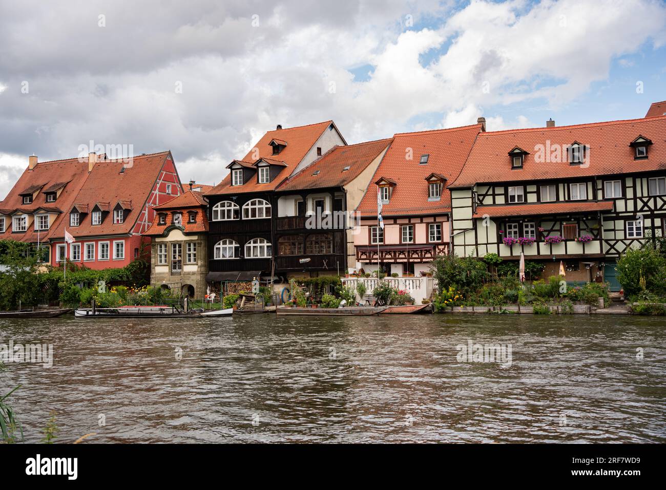 Bamberg, Deutschland - 29. Juli 2023: Bamberg ist eine Stadt in Oberfrankreich. Seit 1993 UNESCO-Weltkulturerbe. Mittelalterliche Straßen und große Stadt Stockfoto