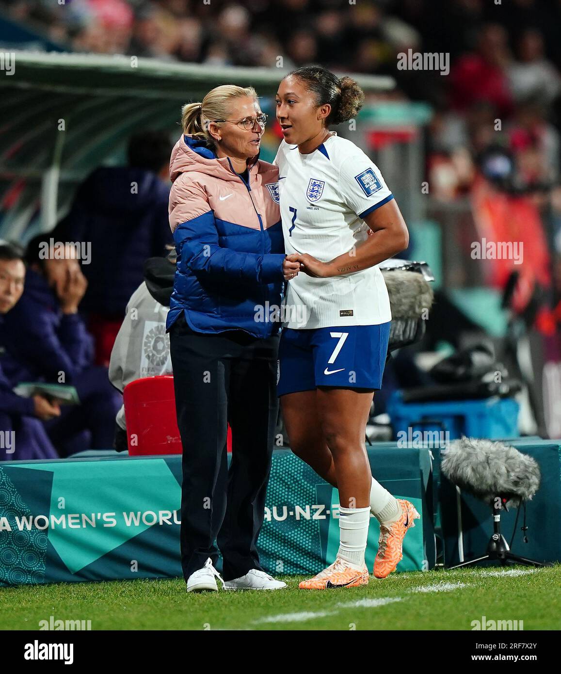 Die englische Cheftrainer Sarina Wiegman begleitet Lauren James, nachdem sie beim FIFA Women's World Cup 2023, Group D Match im Hindmarsh Stadium, Adelaide, Australien, vertreten wurde. Foto: Dienstag, 1. August 2023. Stockfoto