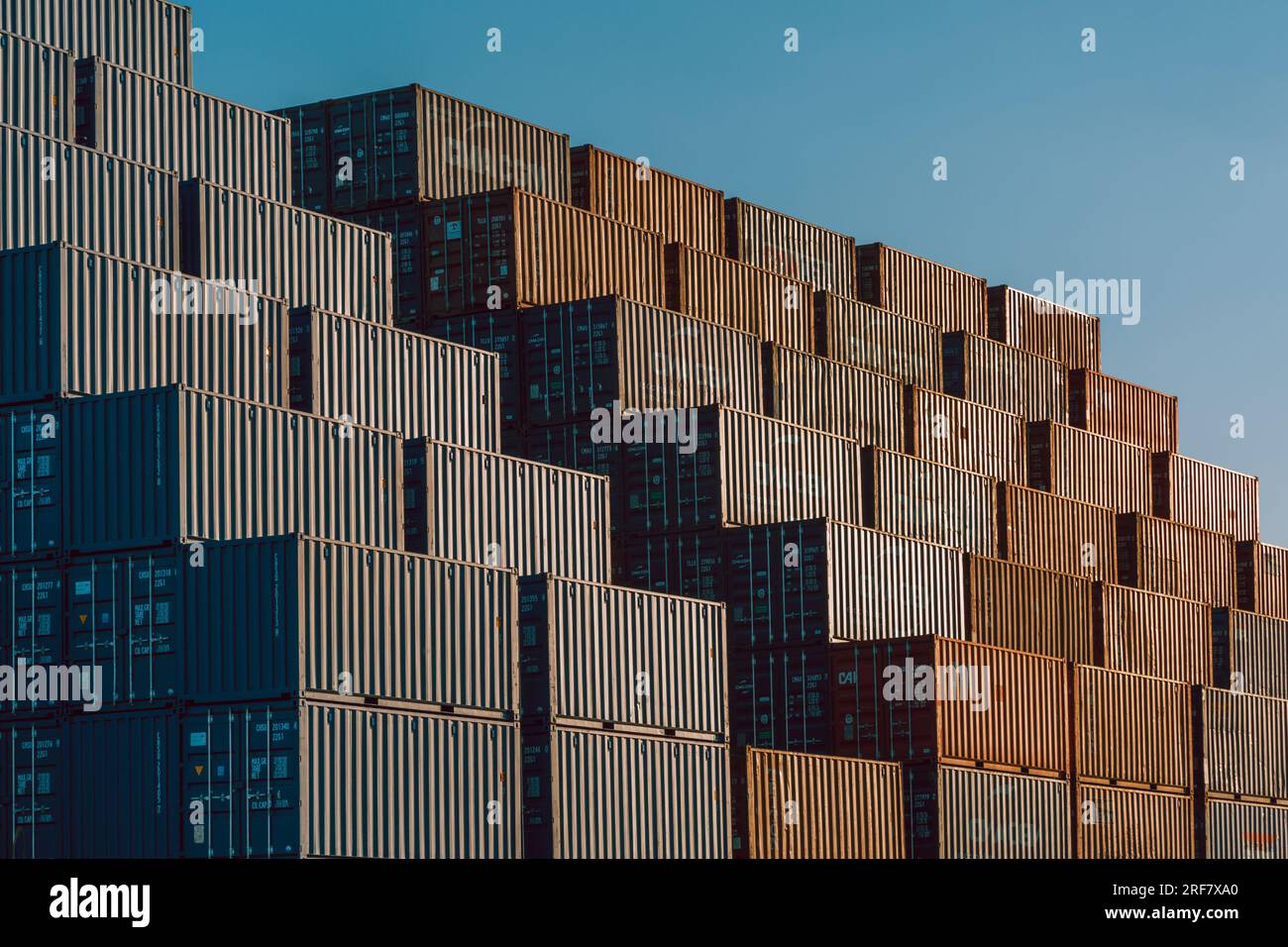 Ein Containerstapel im Hamburger Hafen an der elbe Stockfoto