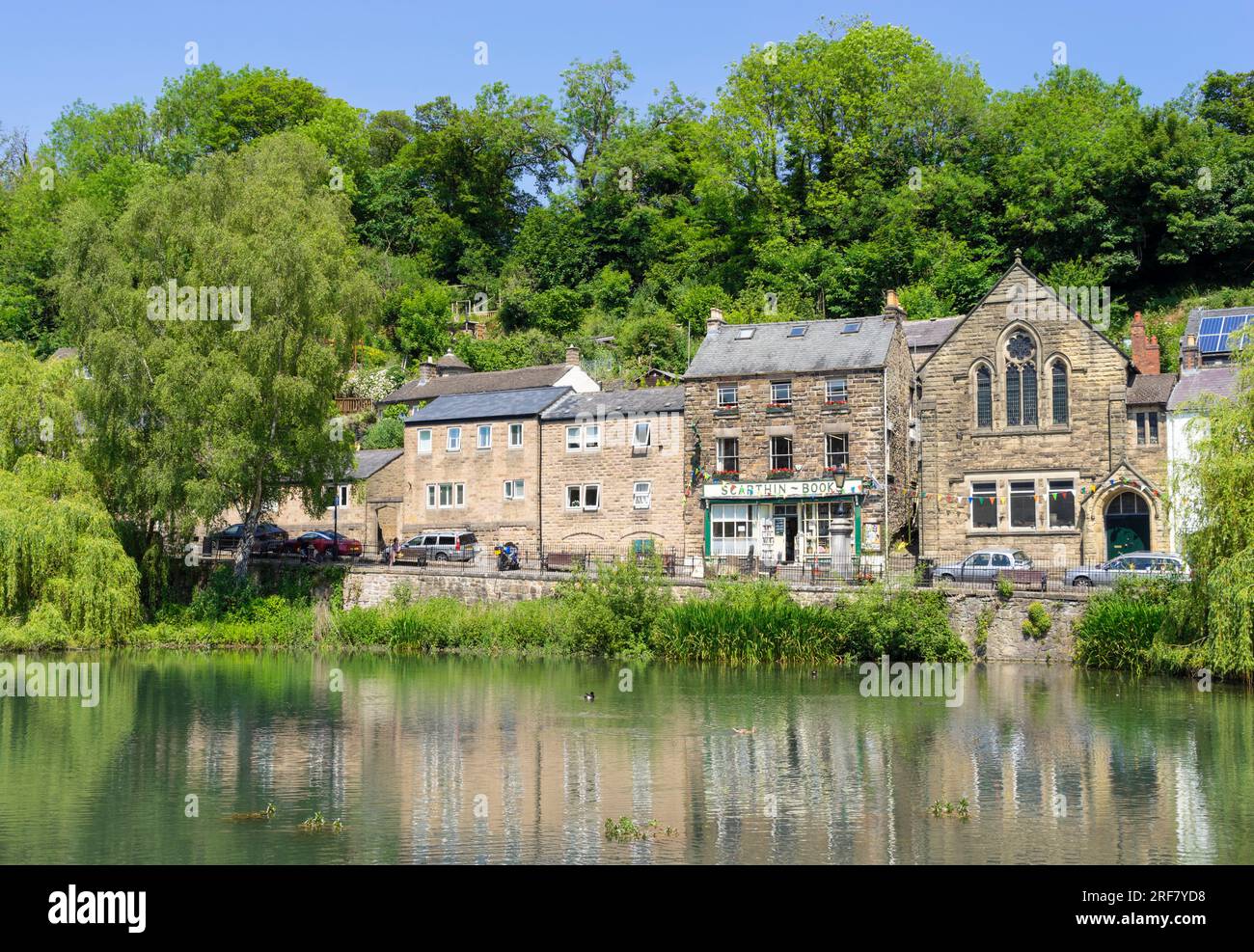 Cromford Mill Pond Cromford Derbyshire Scarthin Buchhandlung und Café an der Promenade Cromford Derbyshire Dales Derbyshire England UK GB Stockfoto