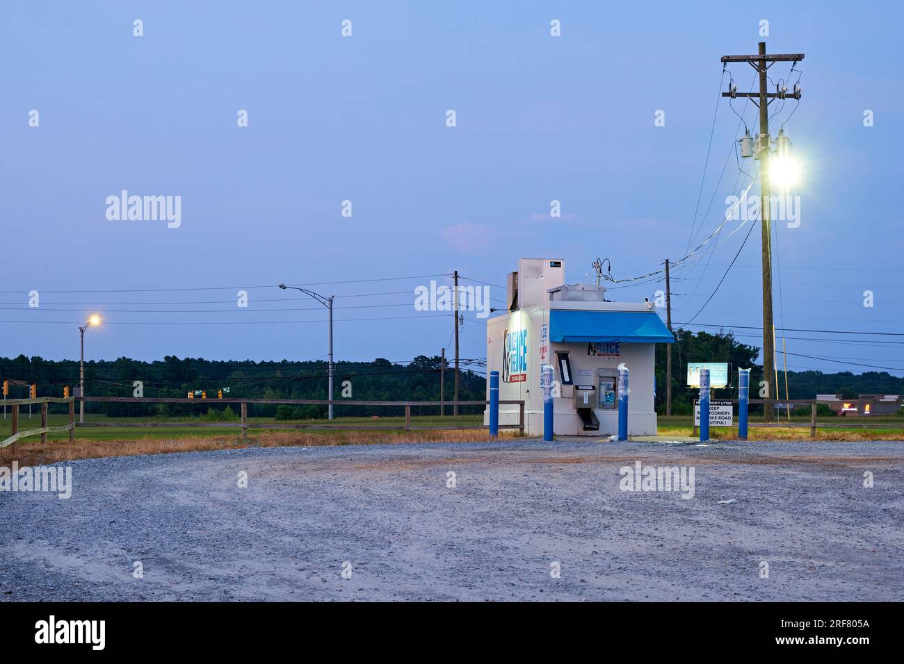 Große, eigenständige Eismaschine in der Nacht für Do-it-yourself-Käufe von Eis in Taschen, beliebt während der heißen Sommermonate in Montgomery, Alabama, USA. Stockfoto