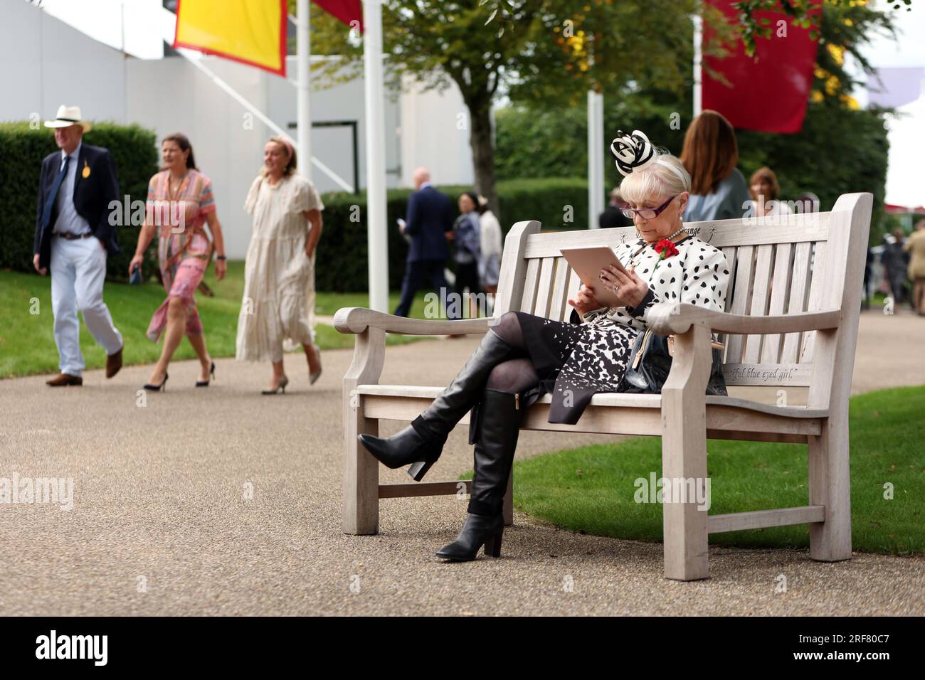 Ein Rennfahrer am ersten Tag des Qatar Goodwood Festivals 2023 auf der Rennbahn Goodwood, Chichester. Foto: Dienstag, 1. August 2023. Stockfoto