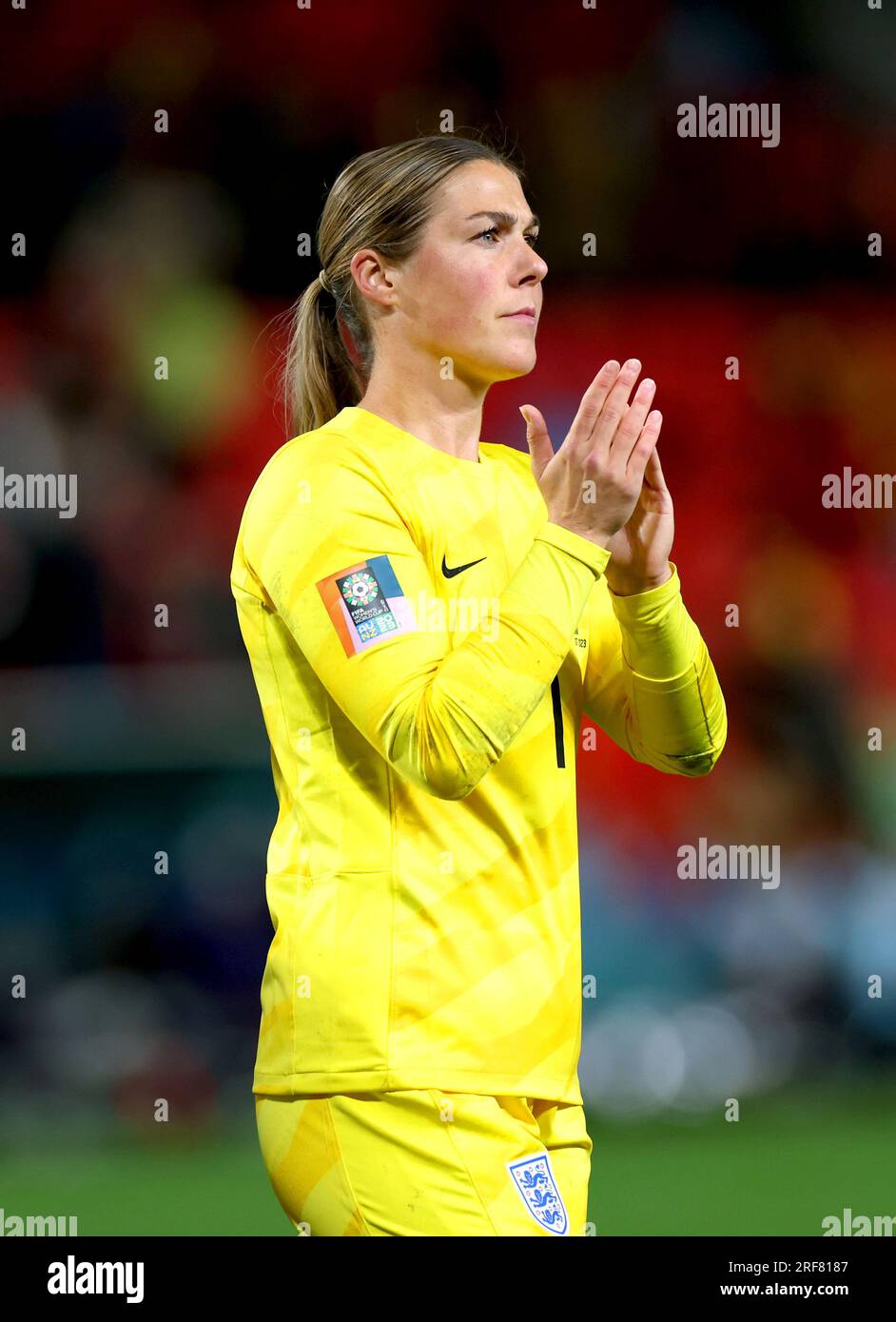 Die englische Torhüterin Mary Earps lobt die Fans am Ende des FIFA