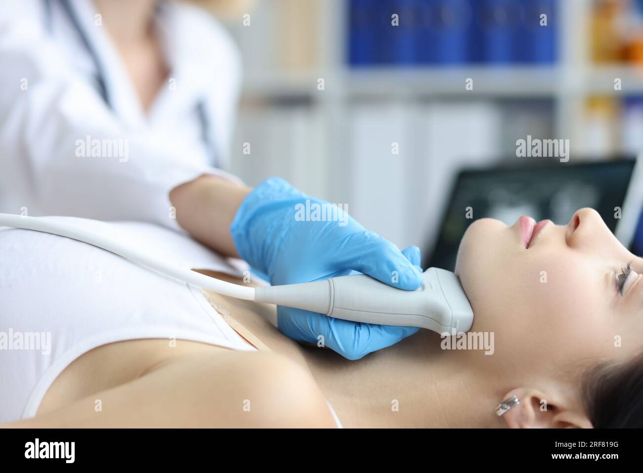 Zunahme der submandibulären Lymphknoten und Ultraschall durch Arzt Stockfoto