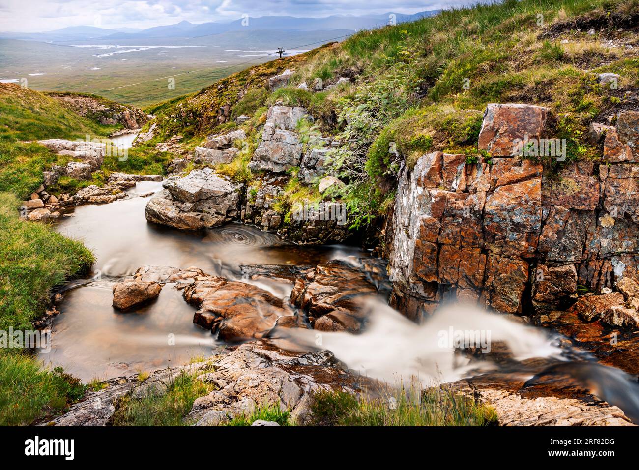 Kleiner Wasserfall im Glencoe Mountain Resort, Glencoe, Schottland Stockfoto